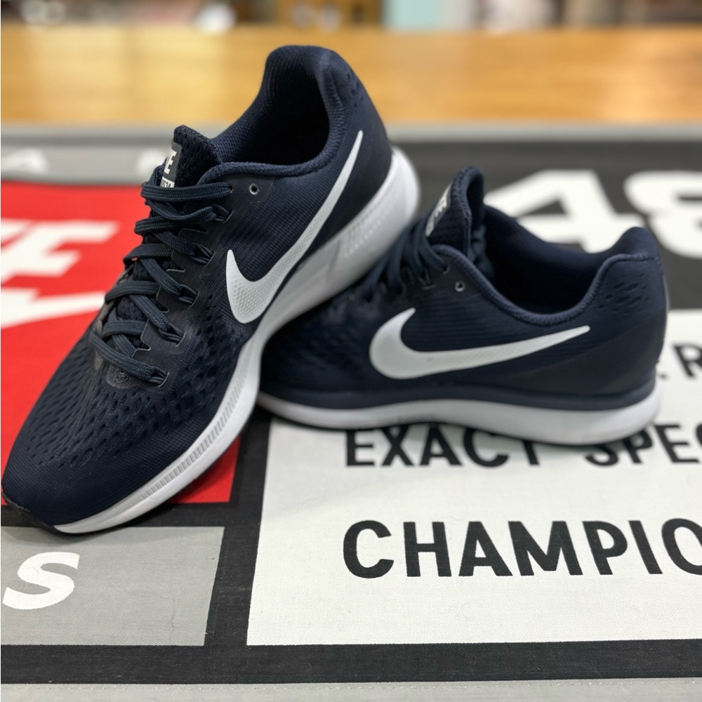 Nike Zoom Pegasus 34 Navy and white